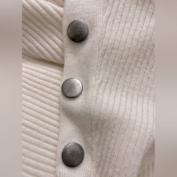 NWT Carmen Marc Valvo Cream Color sweater with Faux button details size L - Picture 5 of 12